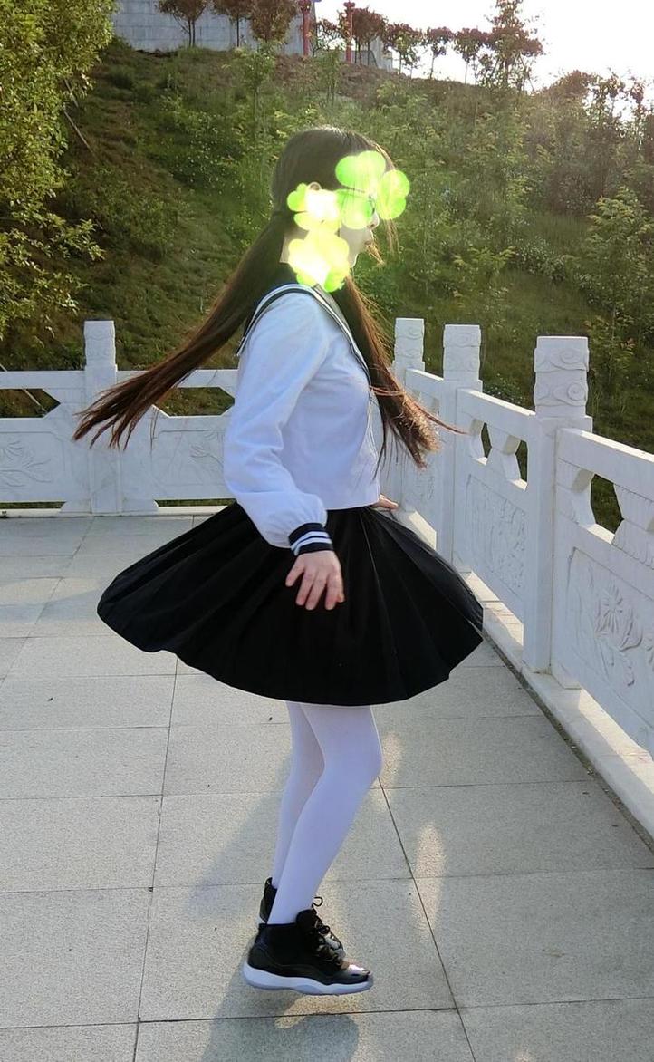 首次亮相的西尔酱春季校服图片,画风清新可爱。(西尔扎提百科) 首次亮相的西尔酱春季校服图片,画风清新可爱。(西尔扎提百科)