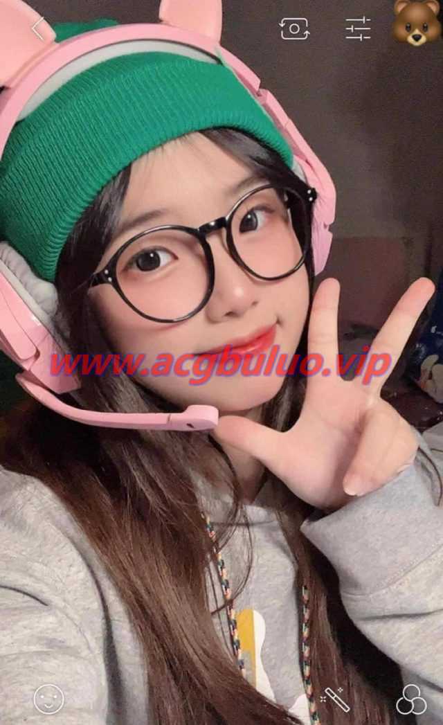 女玩家在游戏《无畏契约》中化身“超现实”版本的恺宙特工(游戏中的女玩家) 女玩家在游戏《无畏契约》中化身“超现实”版本的恺宙特工(游戏中的女玩家)