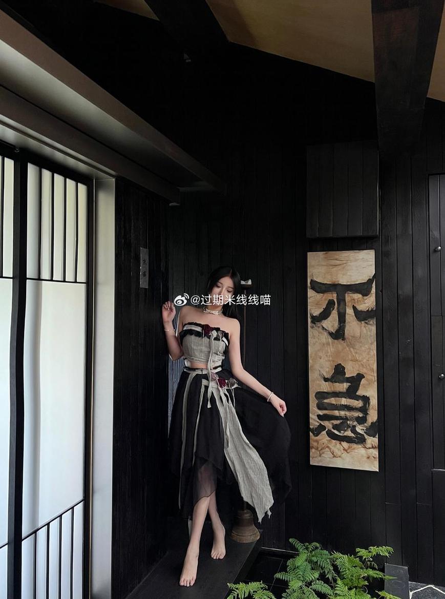 过期米线线喵cos白月光：cosplay图包集，尽情挑选你的最爱，免费下载体验(过期米线线喵的微博)