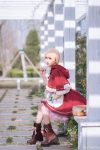 唯美妖君白研COS无删版，粉色花海背景增添甜美气息。(妖君白研微博)