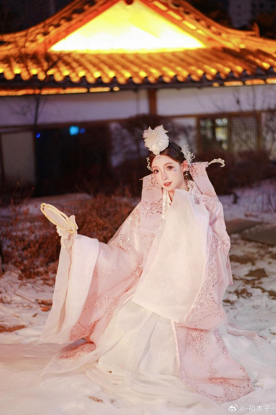 新作不断更新中，祖木子风之领域图片cos作品图包等你来抢。(新作不断的意思)