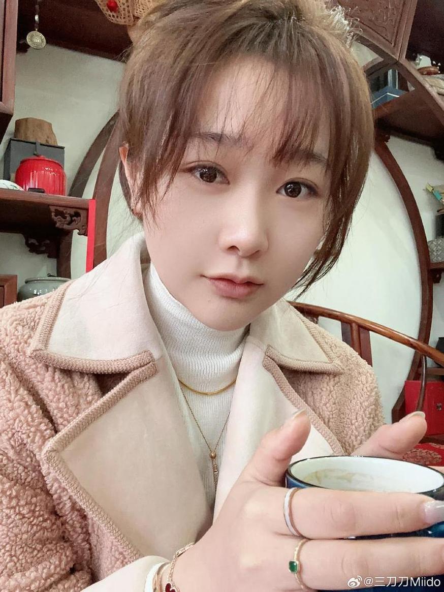 集合了全明星阵容的三刀刀miido白色运动背心套装，震撼发布(全明星阵容的电影有哪些)