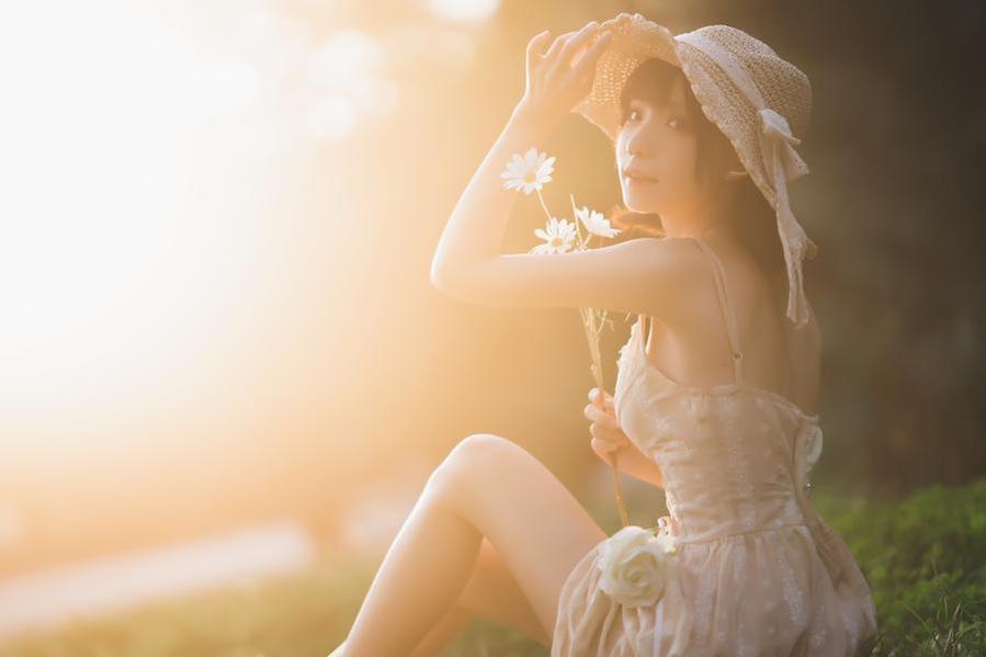 花柒hana别名的cos经典作品：童话的小红帽(花柒酒的作品)