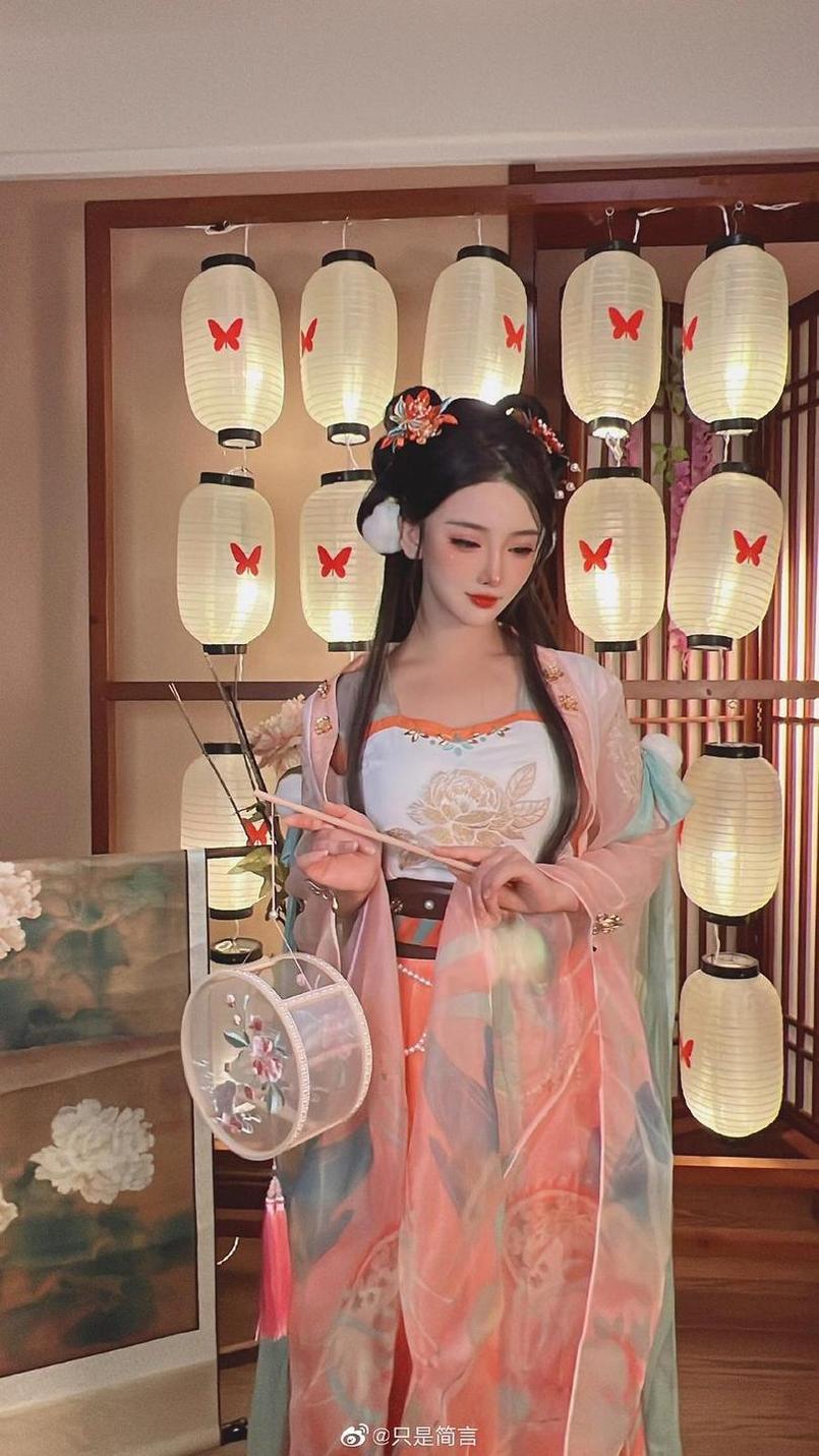 “纯真之花”只是简言cos艾米莉亚，极致唯美的图片打动你的心灵。(纯真的花)