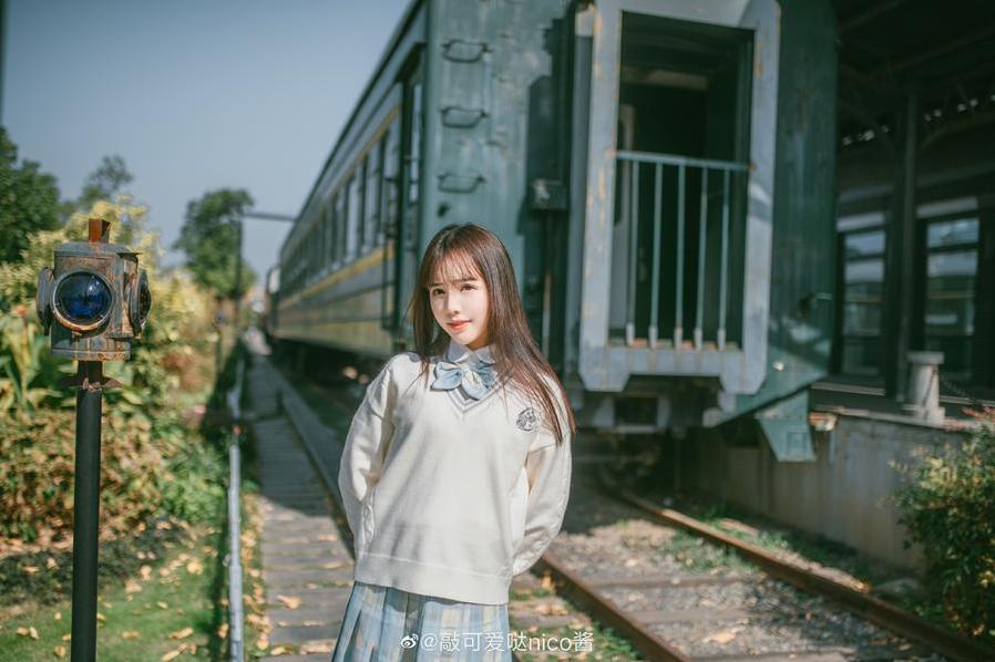 看看这些精选的敲可爱哒nico酱cos作品，是不是感觉犹如置身于动漫之中？(看看这些精选的英语翻译)