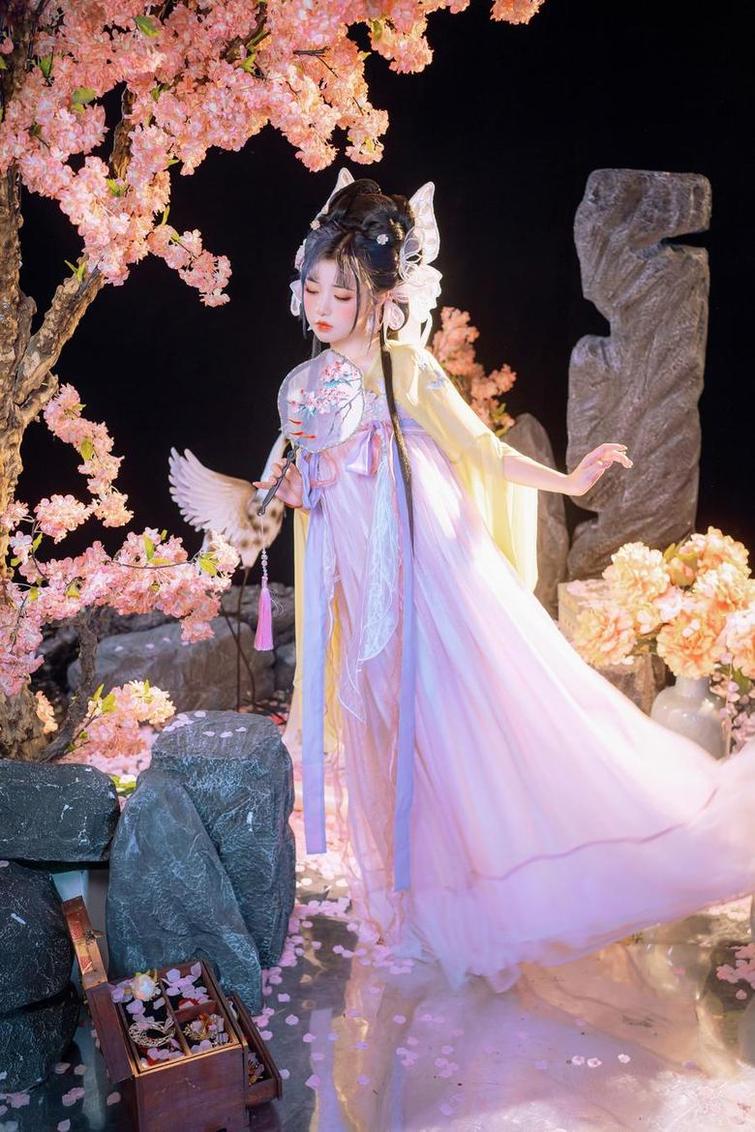 喵小吉在哪看？来看她更经典的cos作品吧(喵吉是什么意思)