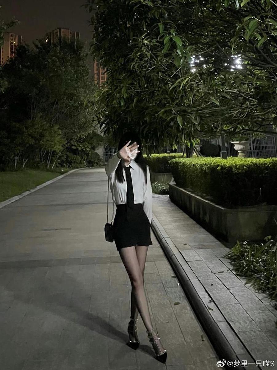 进入梦境，与梦里一只喵re微博的作品共舞。(进入梦境,与梦境相遇)