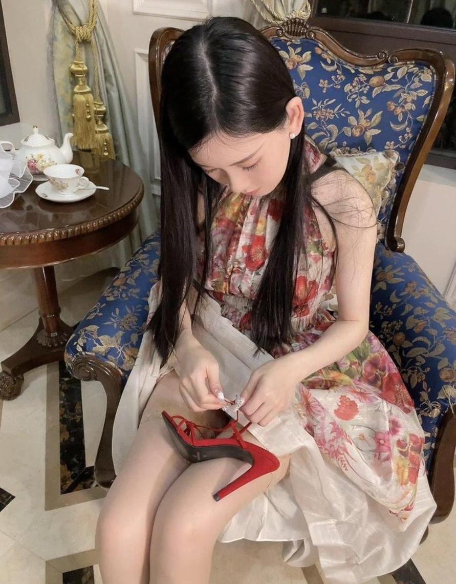 Chloe霏霏粉色足迹：摄影美图，浪漫甜蜜的爱情故事(chloe霏霏合集打包)