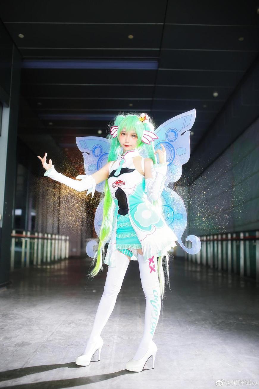 追求完美的cos爱好者，果咩酱定制牛奶付费带来了合集级别的美图。(追求完美的爱情是一种病态吗)