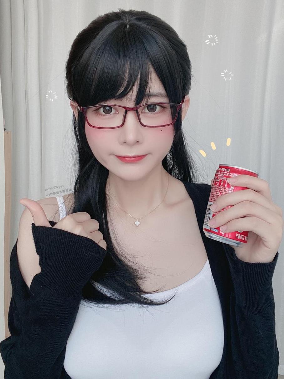 眼酱大魔王白色自拍照，展现独一无二的个性魅力(眼酱大魔王吧)