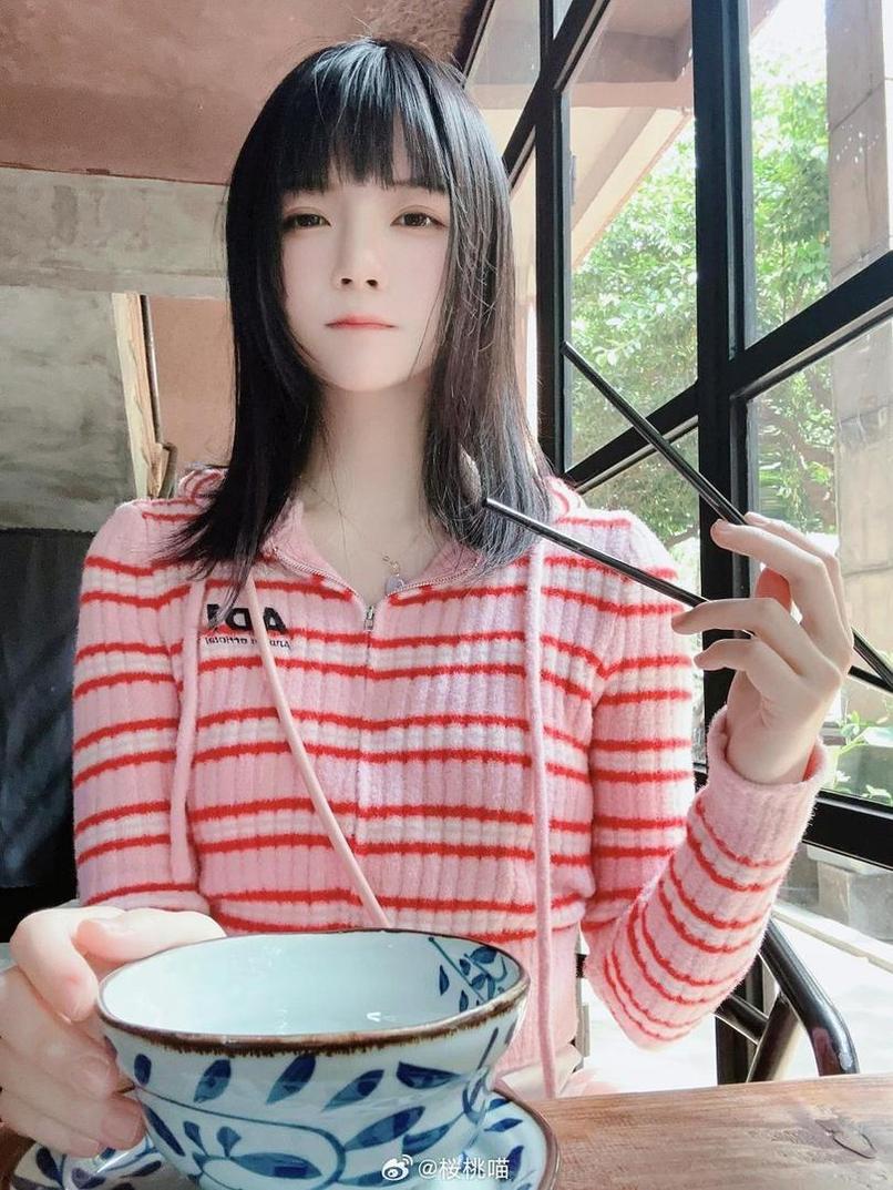 最美coser桜桃喵发布的图包更新，惊艳程度瞬间燃爆(桜桃喵是什么牌子)