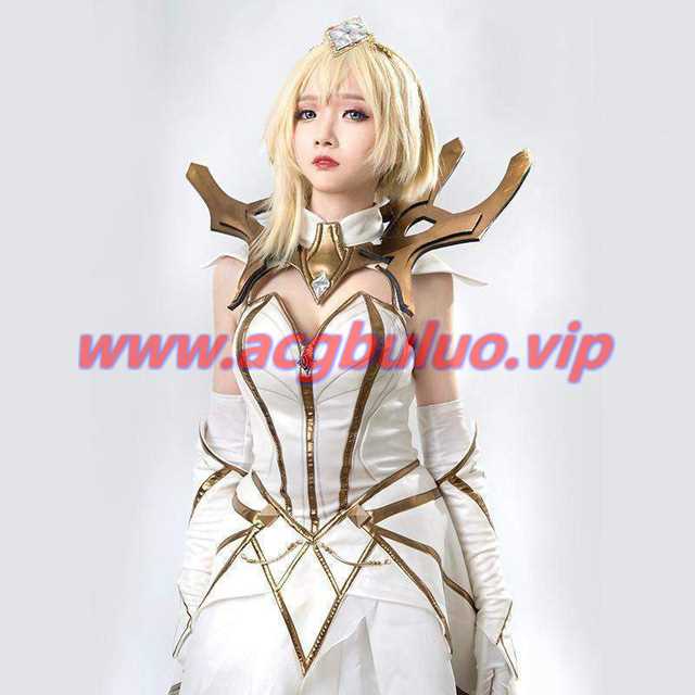 《英雄联盟》cosplay：与“大元素使”拉克丝的性感coser站在一起(《英雄联盟》游戏中,酒桶的E技能名字叫什么?)