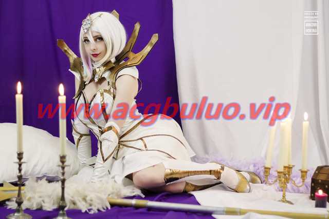 《英雄联盟》cosplay：与“大元素使”拉克丝的性感coser站在一起(《英雄联盟》游戏中,酒桶的E技能名字叫什么?)