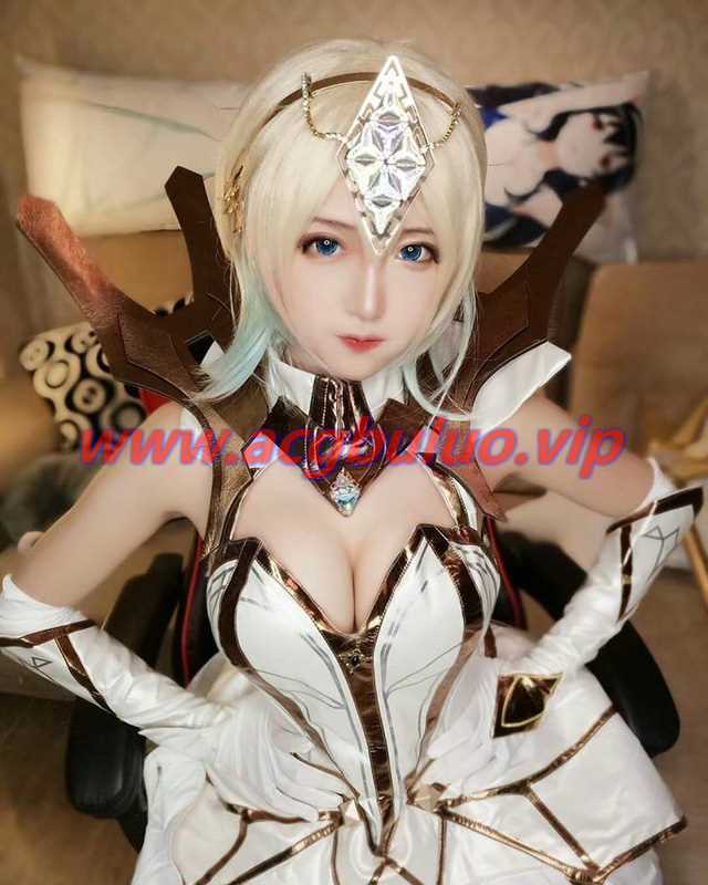 《英雄联盟》cosplay：与“大元素使”拉克丝的性感coser站在一起(《英雄联盟》游戏中,酒桶的E技能名字叫什么?)