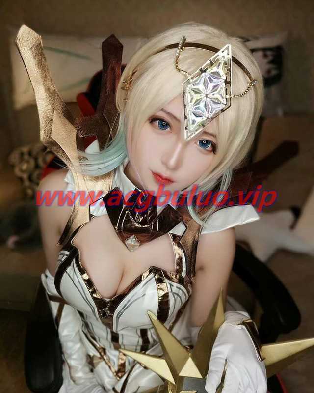 《英雄联盟》cosplay：与“大元素使”拉克丝的性感coser站在一起(《英雄联盟》游戏中,酒桶的E技能名字叫什么?)
